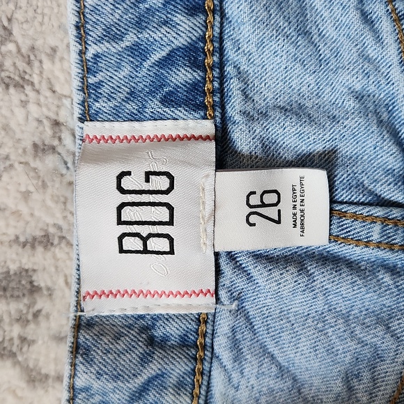 BDG Urban Outfitters Women's 26 Acid Wash Distressed Denim Shorts‎ 100% Cotton - Picture 3 of 3